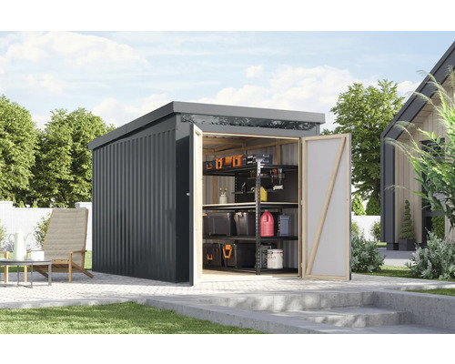 Gartenschuppen mit geöffneter Tür und Regalen zur Aufbewahrung im Garten.