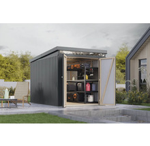 Gartenschuppen mit geöffneter Tür und Regal zur Aufbewahrung von Werkzeugen