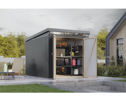 Gartenschuppen mit geöffneter Tür und Regal zur Aufbewahrung von Werkzeugen