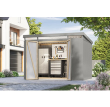 Grauer Geräteschuppen mit geöffneten Türen und Werkzeugen im Inneren