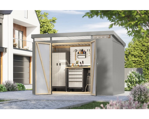 Grauer Geräteschuppen mit geöffneten Türen und Werkzeugen im Inneren