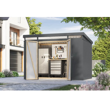 Gartenhaus mit geöffneten Türen und Werkstatteinrichtung im Garten