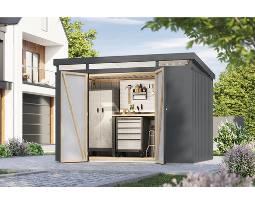 Gartenhaus mit geöffneten Türen und Werkstatteinrichtung im Garten