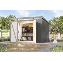 Gartenhaus mit geöffneten Türen und Regalen zur Aufbewahrung von Gartengeräten