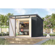 Gartenhaus aus Metall mit geöffneten Türen und Werkzeugen im Regal