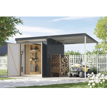 Gartenszene mit Gerätehaus, Holzregal, Holz und Rasentraktor