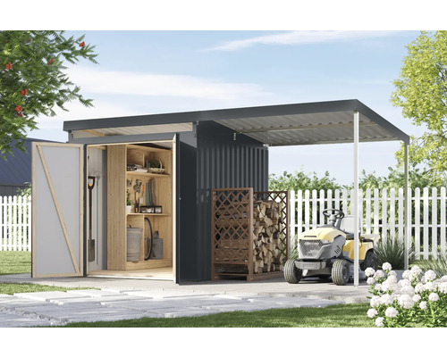 Gartenszene mit Gerätehaus, Holzregal, Holz und Rasentraktor