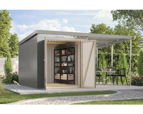 Gartenhaus mit geöffneten Türen und Regal