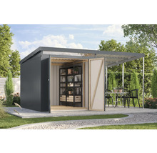 Gartenhaus mit Regalen und Sitzbereich im Freien auf einer Rasenfläche.