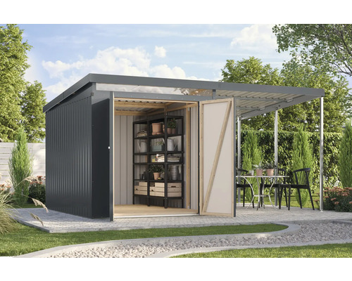 Gartenhaus mit Regalen und Sitzbereich im Freien auf einer Rasenfläche.