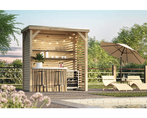 Holz Gartenbar mit Regalen, Kühlschrank, Barhockern, Sonnenschirm und Liegestühlen neben Pool