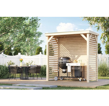 Gartenszene mit Grillplatz aus Holz und Esstischgarnitur im Freien.