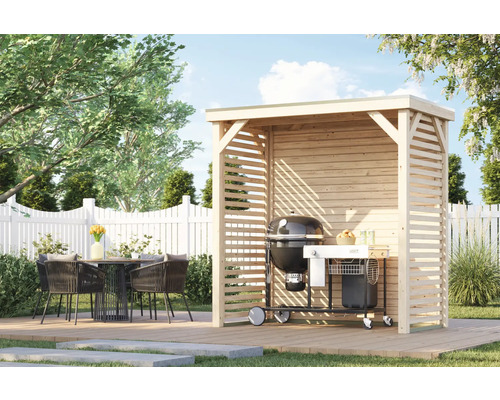 Gartenszene mit Grillplatz aus Holz und Esstischgarnitur im Freien.