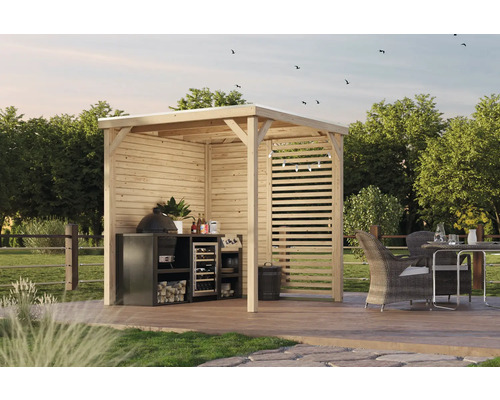 Holzgrillpavillon mit Grill, Weinkühler und Sitzgruppe im Garten