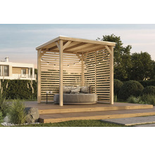 Holz Pavillon mit Liegefläche auf einer Holzterrasse im Garten.