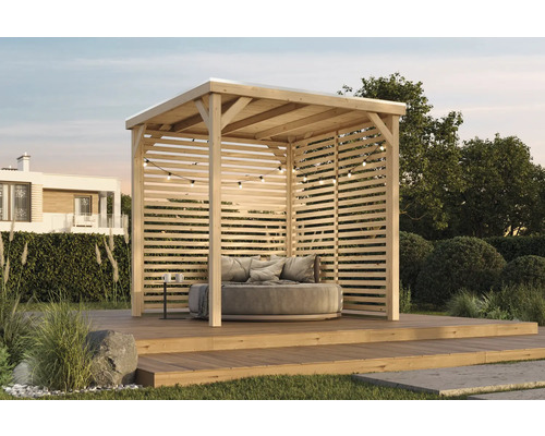 Holz Pavillon mit Liegefläche auf einer Holzterrasse im Garten.