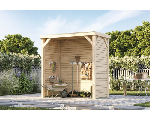 Offener Holzgartenhaus mit Gartengeräten und Schubkarre im Garten