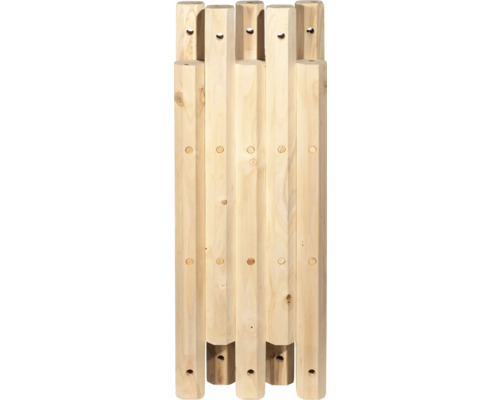 Holzpfosten mit Bohrlöchern für Gartenzäune oder ähnliche Konstruktionen