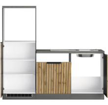 Gartenküche mit Spüle, Schrank und Regalen