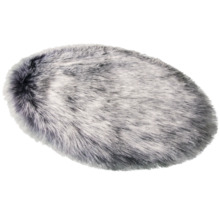 Ovaler Teppich mit Felloptik