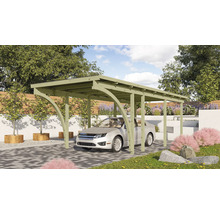 Carport aus Holz mit Auto auf einer gepflasterten Auffahrt