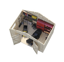 Innenansicht eines Holzgartenschuppens mit Gartengeräten und Werkzeugen zur Aufbewahrung.