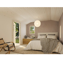 Helles Schlafzimmer mit Bett, Nachttisch und Blick in den Garten