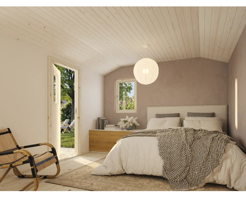 Helles Schlafzimmer mit Bett, Nachttisch und Blick in den Garten