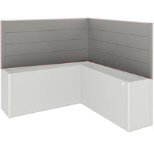 Eckbadewanne mit grauer Wandverkleidung