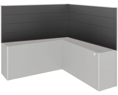 Eckbadewanne mit schwarzer Wandverkleidung