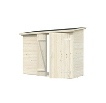 Holzschuppen mit geöffneter Tür zur Aufbewahrung von Gartengeräten