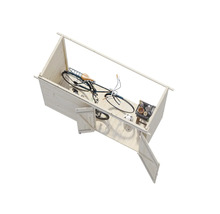 Holzfahrradgarage mit geöffneter Tür, Fahrrad, Fußball und Kiste