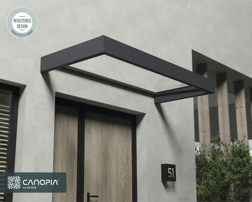 Modernes Haustürvordach mit Metallrahmen und transparenter Abdeckung über einer Holztür. Canopia by Palram Logo. Eingetragenes Design.