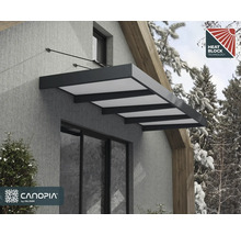 Modernes, dunkelgraues Vordach mit weißen Polycarbonat-Paneelen und Heat Block Technologie an einer grauen Hauswand. Canopia by Palram Logo.