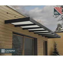 Modernes Anthrazit-Pultvordach mit hellen Paneelen an einer Holzfassade über einem Fenster. Canopia by Palram Logo. Symbol für Hitzeschutz.