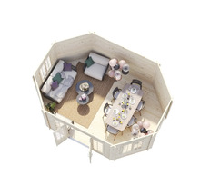 Innenansicht eines Gartenhauses mit Sitzbereich und Esstisch