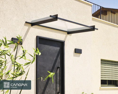 Modernes Haustürvordach mit schwarzem Metallrahmen und transparenter Abdeckung über einer dunklen Eingangstür.