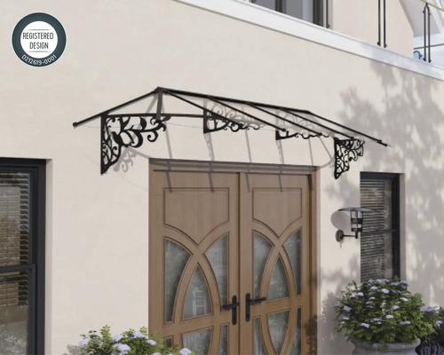 Klassisches Vordach aus dunklem Metall mit verschnörkelten Halterungen über einer Holztür montiert. Symbol für eingetragenes Design.