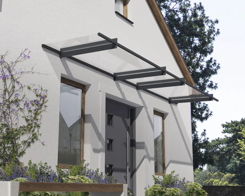 Modernes Vordach aus Glas mit dunklem Metallrahmen über einer Haustür an einer hellen Fassade.
