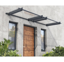 Modernes Haustürvordach aus Glas mit dunklem Metallrahmen über einer Holztür mit Seitenfenstern.