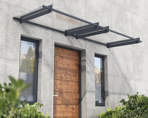 Modernes Haustürvordach aus Glas mit dunklem Metallrahmen über einer Holztür mit Seitenfenstern.