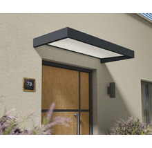 Modernes Pultvordach mit integrierter LED-Beleuchtung über einer hölzernen Haustür an einer hellen Fassade.