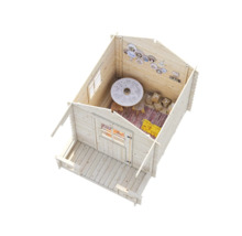 Ansicht eines hellen Holzgartenhauses mit Veranda, Fenster und Tür