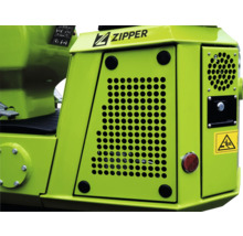 Detailansicht einer Zipper Arbeitsmaschine mit Lüftungsgittern und Warnhinweis