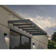 Modernes Haustürvordach aus Glas und grauem Metall mit Zugstangen an einer weißen Fassade über einem Fenster montiert.