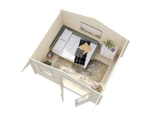 Innenansicht eines Holzhauses mit Bett, Kommode und Fenster