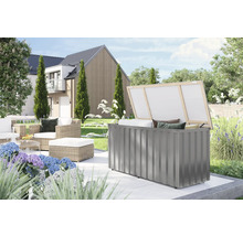 Gartenszene mit Aufbewahrungsbox, Rattansesseln und Bepflanzung