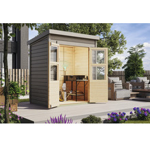 Gartenschuppen mit geöffneten Doppeltüren auf einer Terrasse mit Gartenmöbeln