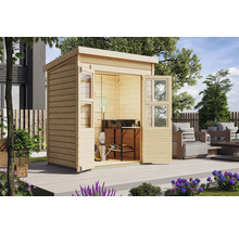 Holzgartenhaus mit geöffneten Fenstern und Tür auf einer Terrasse