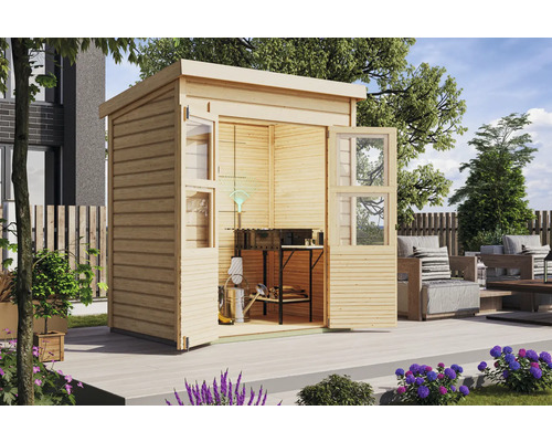 Holzgartenhaus mit geöffneten Fenstern und Tür auf einer Terrasse